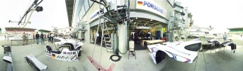 Porsche 25 - 26 GT1 98 vor der Box Le Mans 1998